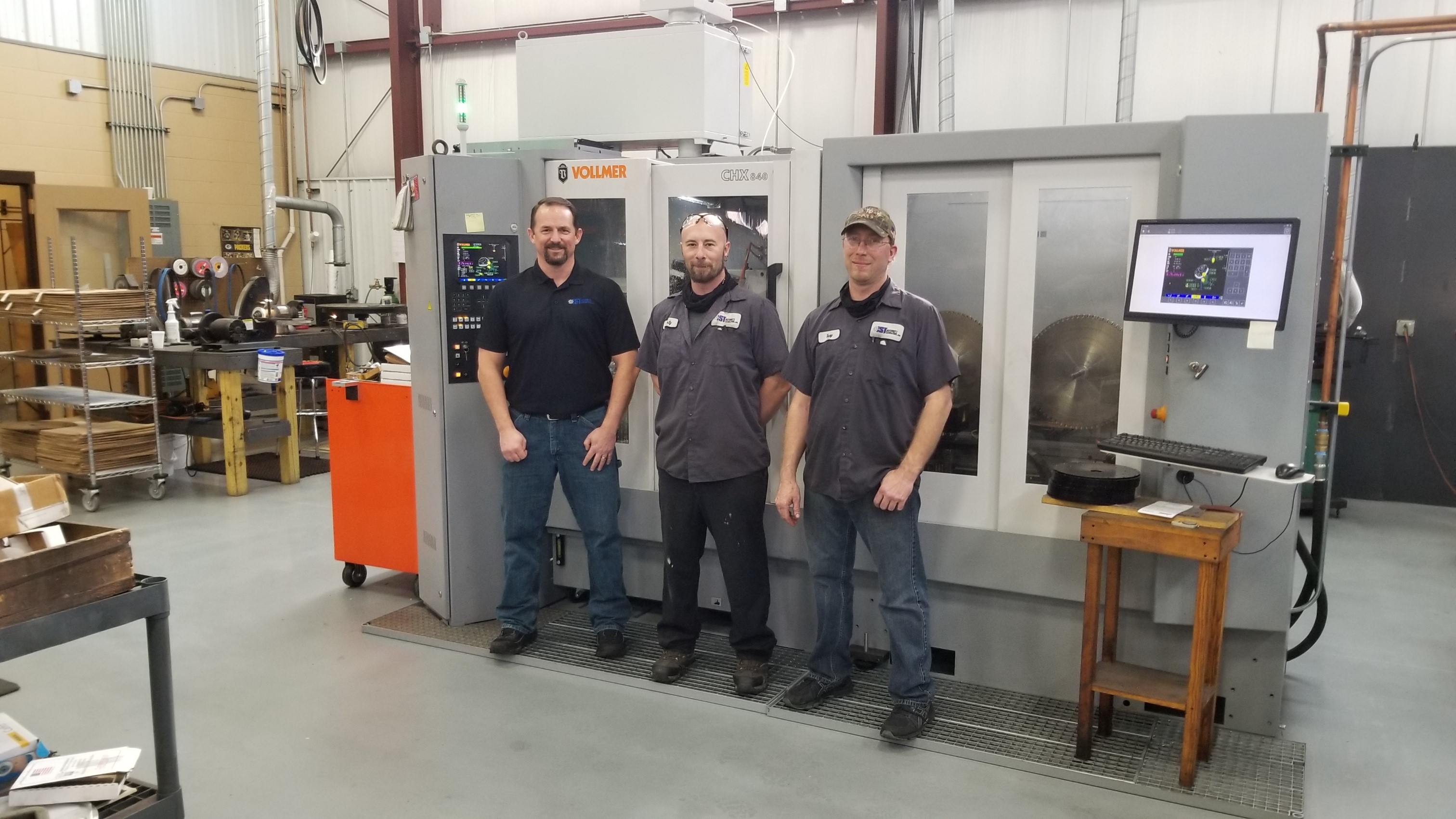 Paul Reetz (left) Owner of Integrity Saw & Tool with machine operators Marty Jagdfeld (middle) and Tony Lueck (right) in front of the VOLLMER CHX 840 + HS.