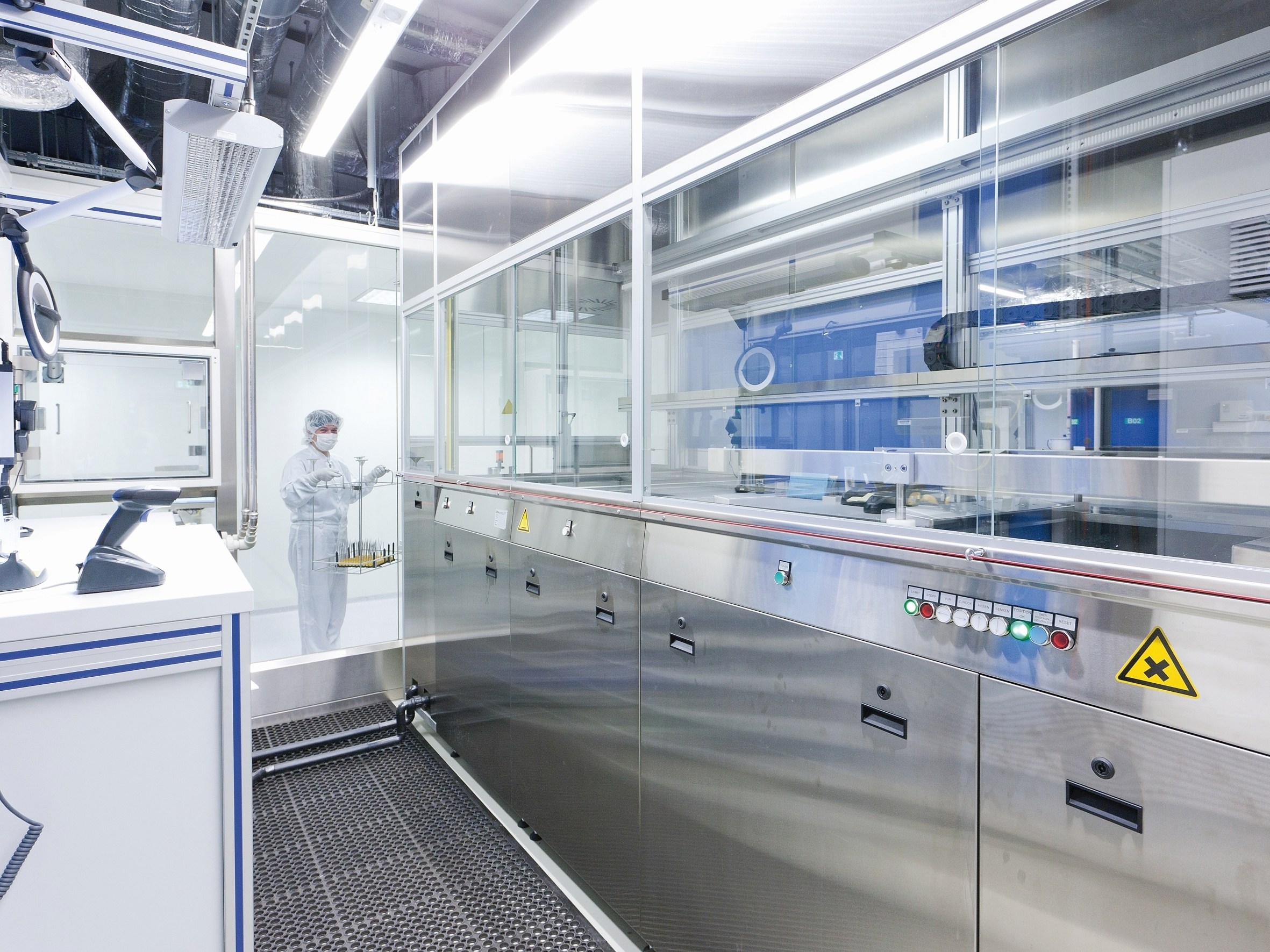 For integration into clean rooms the ultrasonic ultrafine cleaning systems are fitted out in compliance with the applicable cleanroom class. Photo credit: UCM / Gebr. Brasseler