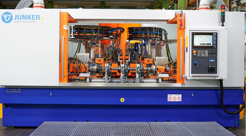 JUCAM non-cylindrical grinding machine With the new JUCAM 6L platform, the truck camshafts are machined efficiently and ultra precisely in a single clamping set-up. (Source: JUNKER)