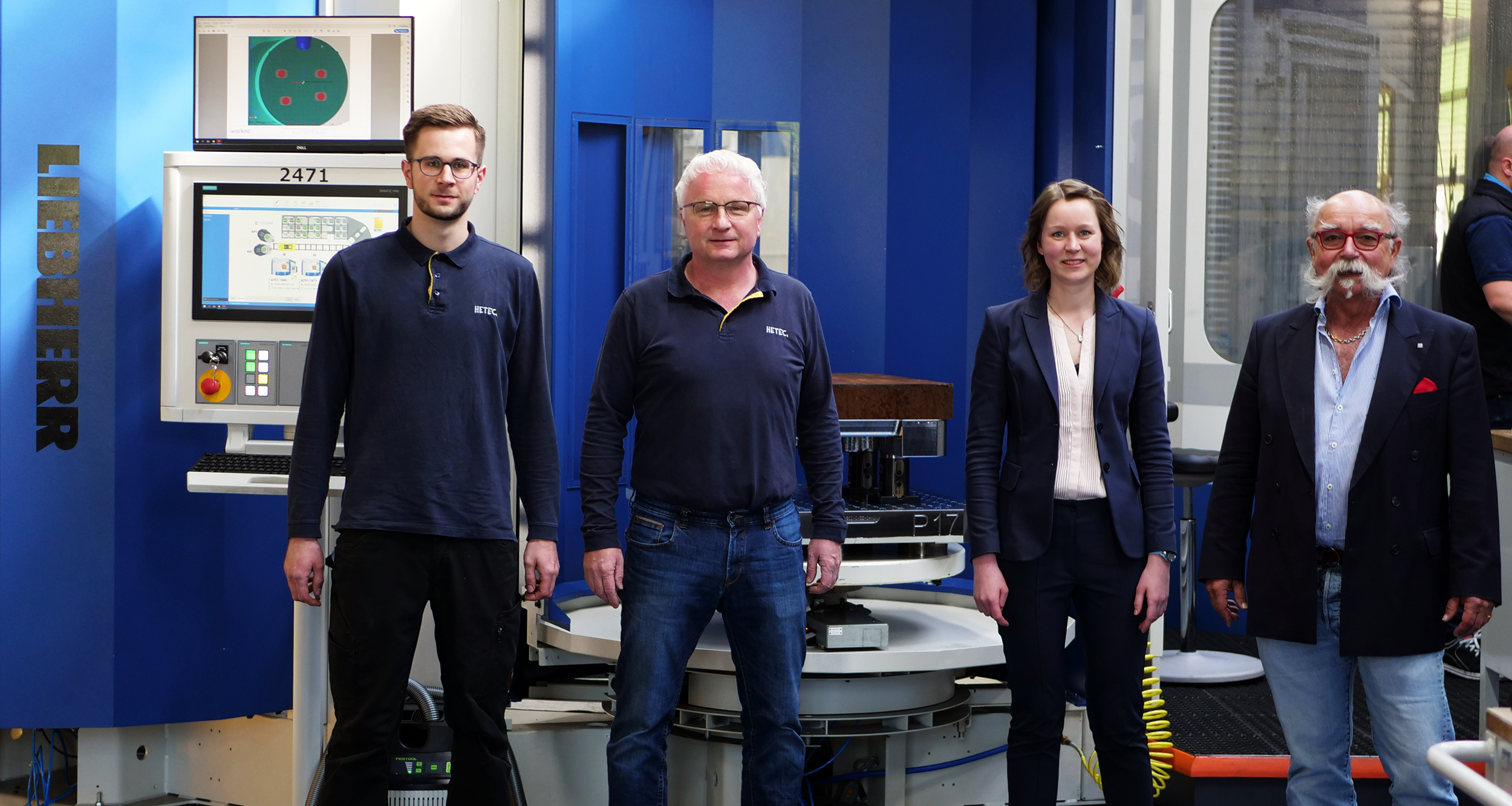 De gauche à droite : Tom et Friedhelm Herhaus, directeurs généraux de Hetec GmbH ;  Agnes Schauppel, chef de produit pour les systèmes d'automatisation chez Liebherr ;  Patinoire Hans-Hermann, Rink Werkzeugmaschinen