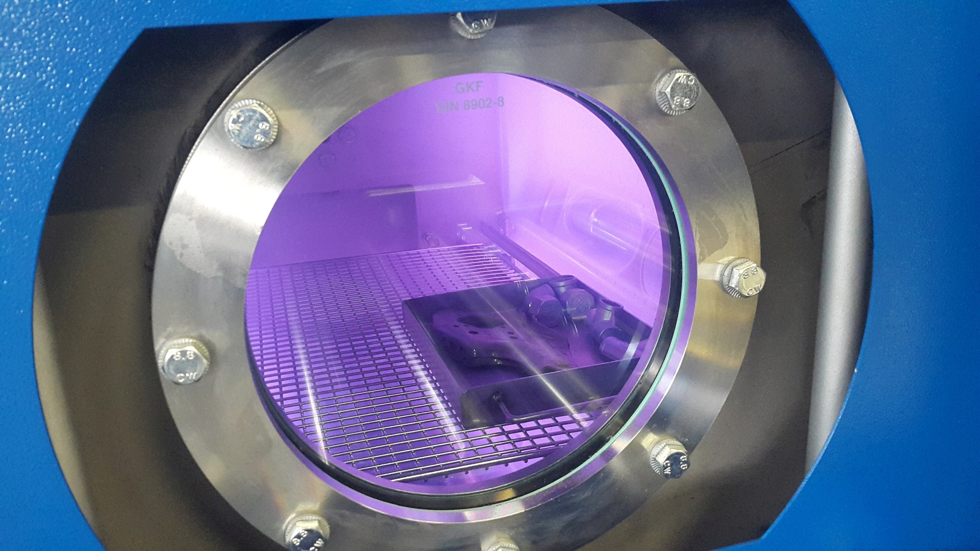 By combining wet chemical and low-pressure plasma cleaning methods for ultrafine degreasing in a single machine, the surface characteristics required for downstream coating or bonding are efficiently achieved. Photo: Ecoclean