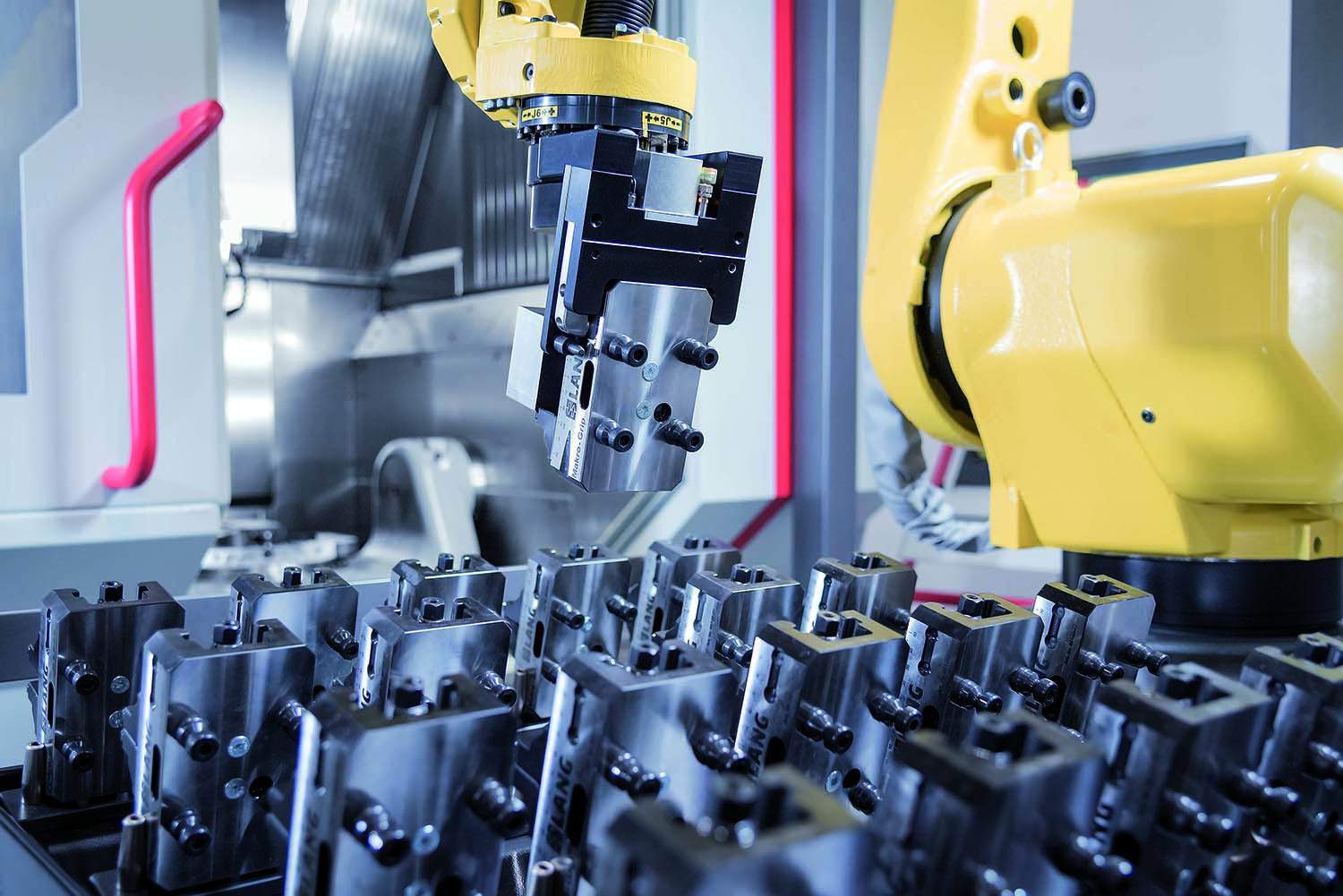 A robot locates vises in a cart and keeps track of which are ready for machining and which are finished.