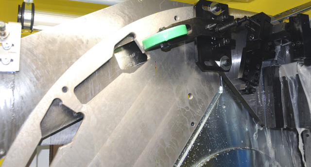 With recesses tailored to the workpiece for ultra-precise double surface grinding of the connecting rods. (Source: JUNKER)