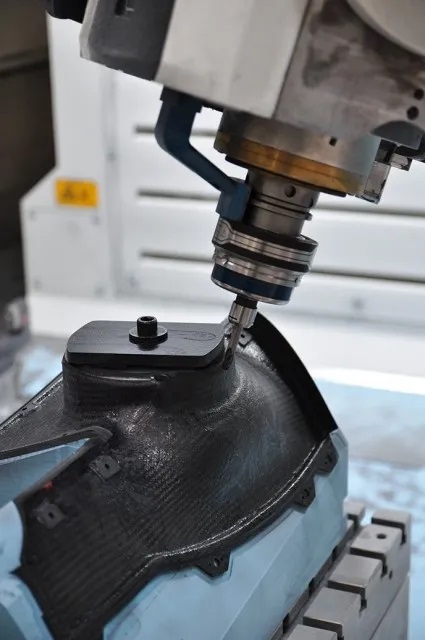 The open Sinumerik 840D sl allows easy integration of ultrasonic technology even in the DMU 200 Gantry – and thus the highest surface quality without delamination and fiber tearing during composite machining.