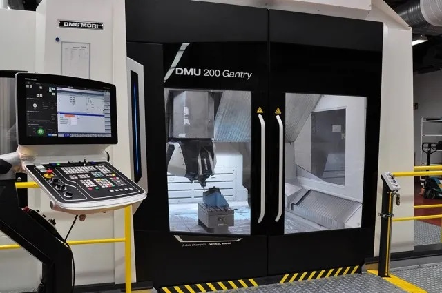 On this new 5-axis machine tool DMU 200 Gantry from DMG MORI, TOYOTA GAZOO Racing Europe machines highly complex composite components for motor sports and other applications.