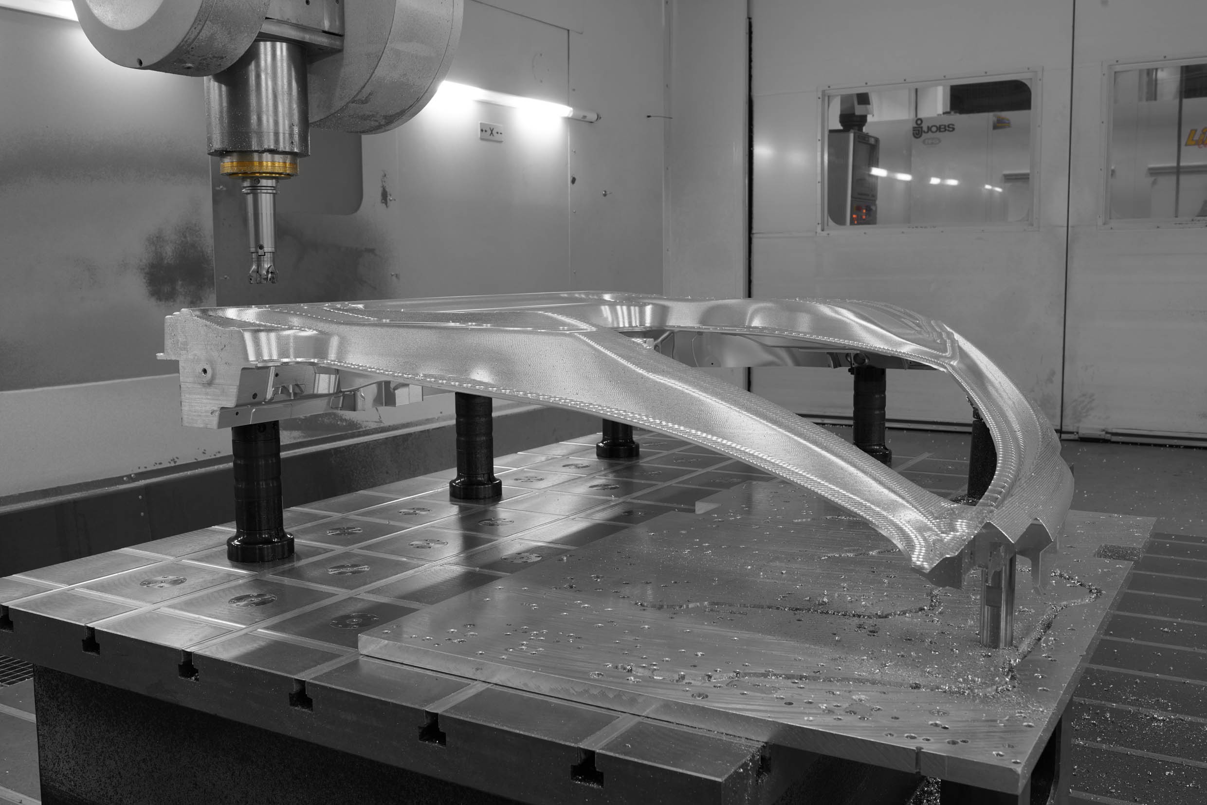 With the intelligent zero-point clamping technology from AMF, further aspects that go beyond the clamping plate can be accomplished, too. This means that the roof element can be securely clamped for five-sided  machining.