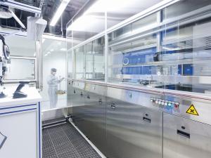 For integration into clean rooms the ultrasonic ultrafine cleaning systems are fitted out in compliance with the applicable cleanroom class. Photo credit: UCM / Gebr. Brasseler
