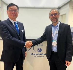 Wonjong Kim, CEO of DN Solutions (left) and Dr. Yavuz Murtezaoglu, Founder and Managing Director of ModuleWorks (right) agree on the partnership