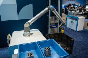 UR8 Long's extended reach combined with coordinated multi-axis motion is shown in this bin picking demo.