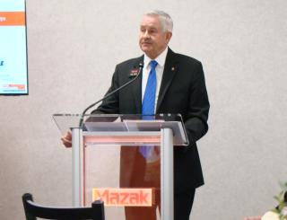 Dan Janka, president of Mazak Corp., provides a presentation at the press breakfast