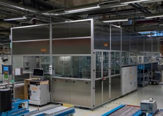 Ultrafine parts cleaning system with robotized loading