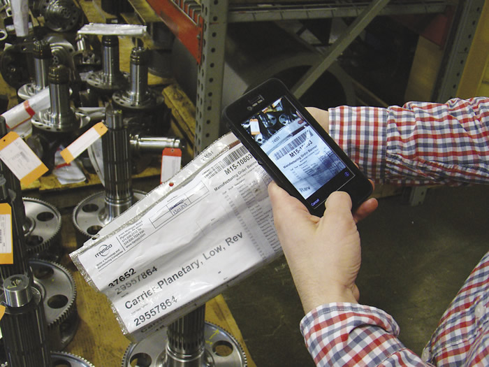 All ITAMCO shop workers carry a smartphone or tablet, which can be used for scanning part bar codes. All images by A. Richter.