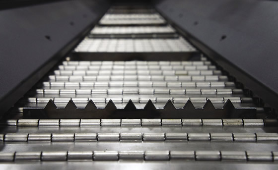 The sawtooth edge on a hinged-belt conveyor helps grab stringy chips and pull them out of a machine. Image courtesy of Hennig.
