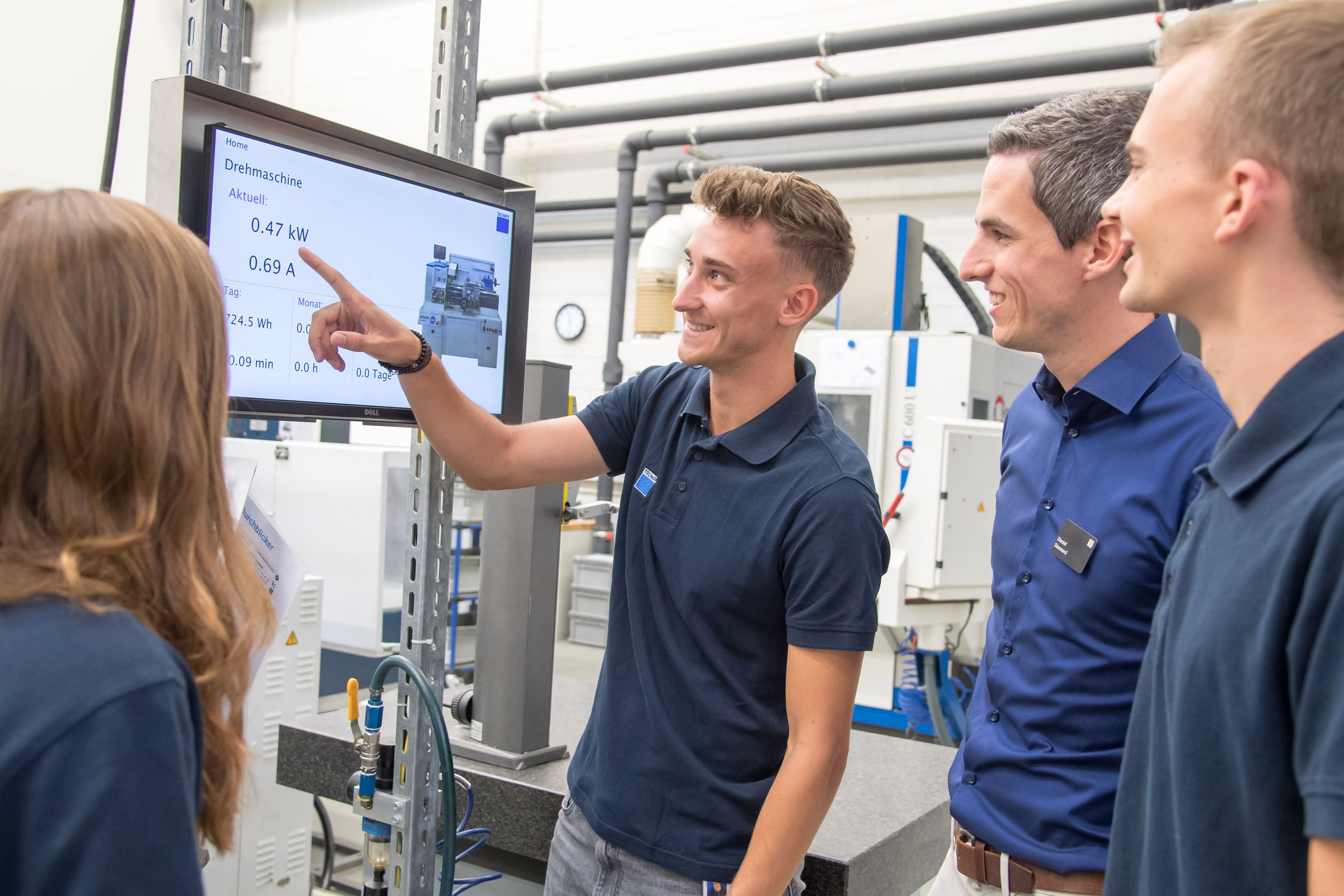 Apprentices and trainees learn how digital solutions improve production in the TRUMPF training centre. Photo: TRUMPF Group