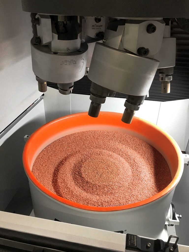 The processing bowl of the plug-and-play drag finisher can be easily exchanged with a fork lift truck. This allows quickly switching from one application to another without having to replace the processing media.