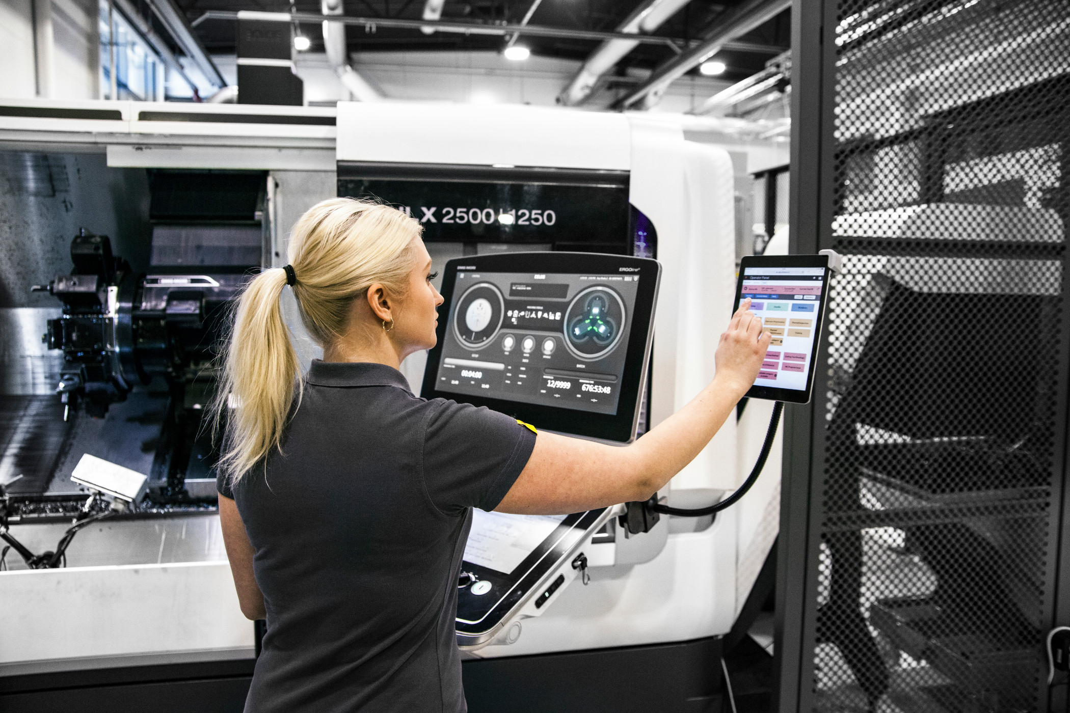 With Sandvik Coromant’s Machining Insights, CNC machines can transmit information in higher volumes through an Ethernet connection.