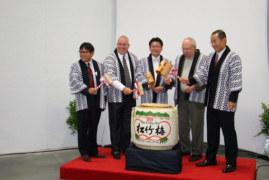 Performing the traditional Kagami-Biraki ceremony are (left to right): Hiroshi Kirihara, President, Shigiya (USA) Ltd.; Tom Goin, President, Heartland Machinery &amp; Engineering; Norikazu Shigitani, President and CEO, Shigiya Machinery Works Ltd.; Al Larson, President, Village of Schaumburg; and Masaharu Yoshida, Consul General of Japan at Chicago.