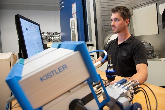 Mechanical engineer Julian Raum of EMUGE uses Kistler's high-precision measurement technology to visualize even the smallest changes in the machining process. Photo: EMUGE-FRANKEN / the Kistler Group