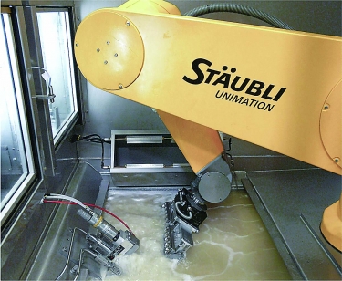 Robots enable various processes, such as deburring, spray cleaning and dip cleaning, as well as drying. Photo credit: Stäubli International AG